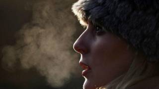 Женщина в меховой шапке