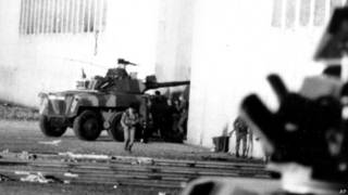 Tanqueta entra al Palacio de Justicia