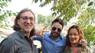 Abdo entre os amigos brasileiros (Foto: José Paulo Lanyi/BBC Brasil)