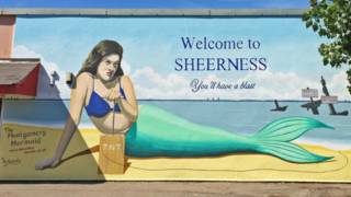 Un cartel en la localidad de Sherness que dice "¡puedes pasarlo bomba!"