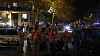 Бригады скорой помощи на месте стрельбы в Париже