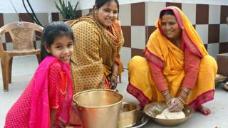 बेटी मीसा भारती के साथ छठ की तैयारी करतीं बिहार की पूर्व मुख्यमंत्री राबड़ी देवी.