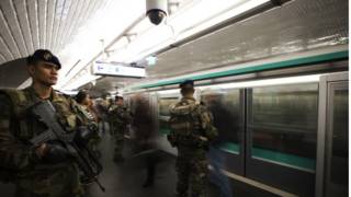 Французские солдаты патрулирют станцию метро в Париже