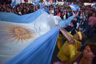 Simpatizantes de Macri celebran.