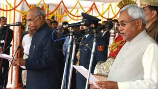 मुख्यमंत्री पद की शपथ लेते नीतीश कुमार.
