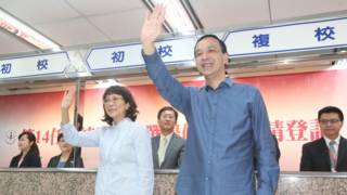 国民党总统参选人朱立伦和副总统参选人王如玄星期三(11月25日)上午前往中央选举委员会,登记参选正、副总统。