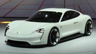 Электромобиль Mission E фирмы Porsche на автосалоне во Франкфурте (сентябрь 2015 г.)