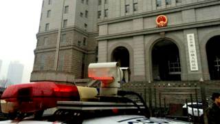 北京第二中级法院外警车戒备(BBC图片14/12/2015)