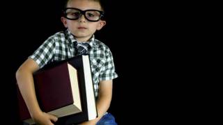 Мальчик в очках с книгами
