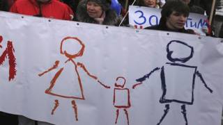 Марш прокремлёвских активистов в поддержку запрета на усыновление иностранцами российских сирот
