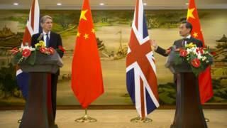哈蒙德(左)與王毅(右)在北京會見記者(5/1/2015)