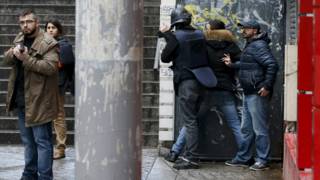 Полиция проверяет прохожего