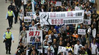 香港民主派支持者遊行聲援銅鑼灣書店失蹤股東店員(10/1/2016)