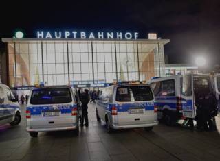 Полиция перед главным вокзалом Кельна