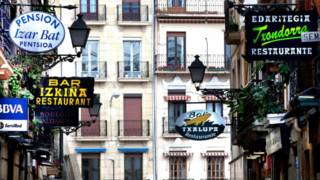 Una calle de San Sebastián con sus muchos restaurantes