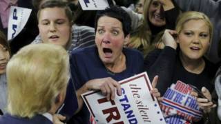 Votante asustada frente a Donald Trump