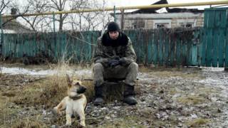 Военный с собакой на завалинке