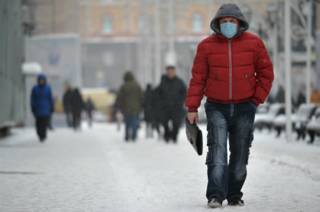 Мужчина в маске в Москве