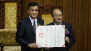 民進黨立委蘇嘉全(左)以74票贏得立法院長寶座,民進黨立委柯建銘( 右)頒發當選證書給蘇嘉全。