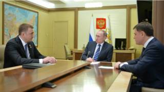 Вновь назначенный врио губернатора Тульской области Алексей Дюмин (на снимке слева) и прежний губернатор Владимир Груздев на приеме у Владимира Путина в Ново-Огарево (2 февраля 2016 г.)