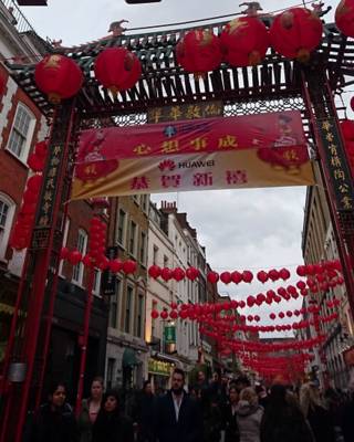 倫敦唐人街早已張燈結彩,春節氣氛濃厚。(BBC英倫網圖片)