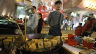 香港街頭小販由來以久,而街頭小食如咖喱魚蛋(魚丸)、雞蛋仔等亦都成為香港本土文化的一部分。但自1970年代開始,政府不再發放街頭熟食小販牌照,小販文化也隨之日漸式微。