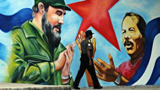 Un guardia de seguridad camina por las calles de La Habana.