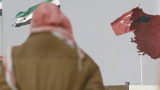 أعلام سوريا وتركيا على الحدود بين البلدين
