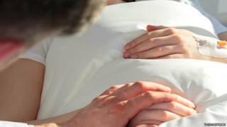 Médico junto a un adolescente enfermo