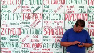 Hombre mira su celular en Venezuela