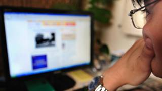 Mirando porno en internet