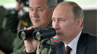 Путин с биноклем