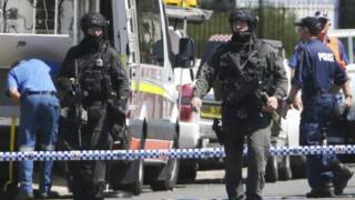 Policías fuertemente armados en Sidney
