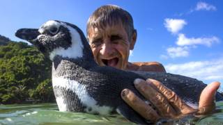 João Pereira de Souza junto al pingüino DinDim