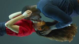 Una pareja besándose