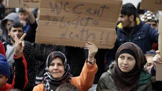 El pasado jueves, refugiados apostados en el principal puerto de Atenas (Grecia) protestaron por la apertura de las fronteras