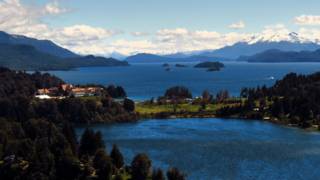 Vista panorámica del lago Nahuel Huapi en San Carlos de Bariloche, patagonia argentina.
