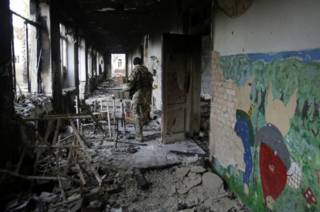 Руины школы в деревни Пески, восточная Украина