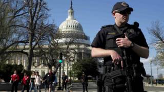 Un agente de policía frente al Capitolio