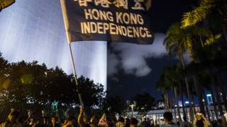 香港活動人士在尖沙咀揮舞「港獨」旗幟