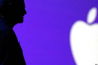 Steve Jobs y la silueta del logo de Apple
