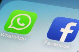 Иконки WhatsApp и Facebook на экране мобильного телефона