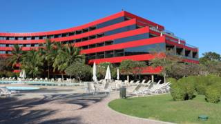 Piscina y parte exterior del hotel Royal Tulip en Brasilia.