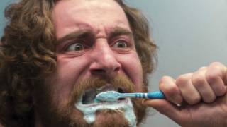 Por qué se ponen los dientes amarillos y qué hacer para evitarlo