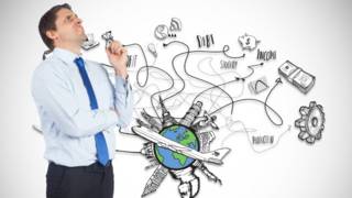 Una persona considerando opciones financieras