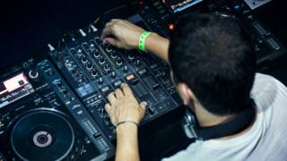 Un DJ