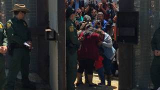 Abrazo entre Gabriela y María del Carmen