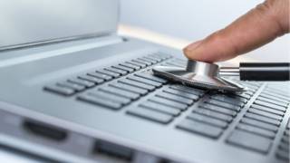 Un estetoscopio sobre una laptop