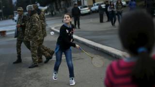 Дети играют на улице в Степанакерте, Нагорный Карабах