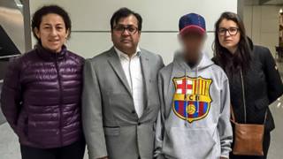 Un joven colombiano fue rescatado tras pasar 85 días perdido en el mar. En la foto, con el cónsul Ansiar Silva y funcionarios de la Cancillería de Colombia.